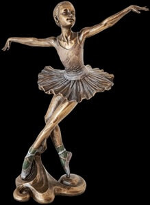 Smuk balletfigur i bronze-look som dekoration i moderne hjem